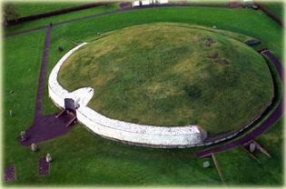 Newgrange - nejstar architektonick div svta - Newgrange